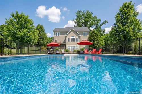 25 Roundhill Rd, Hopewell Junction, NY, 12533-6718 | Card Image