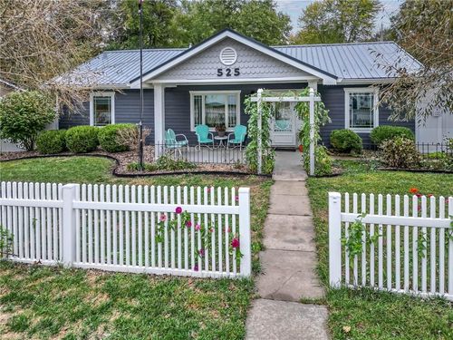 525 Pleasant St, Tonganoxie, KS, 66086-9600 | Card Image