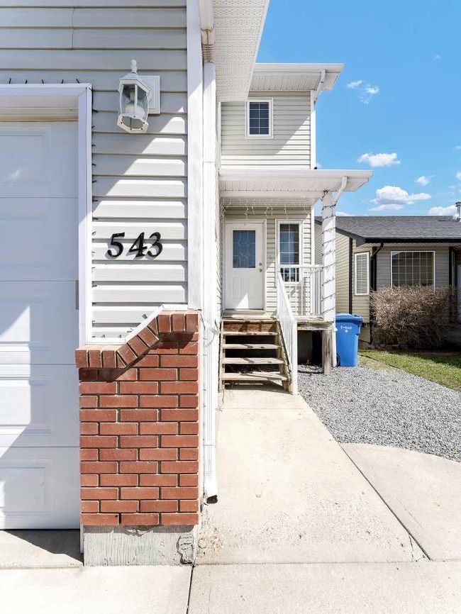 543 Stark Way Se, Home with 4 bedrooms, 3 bathrooms and 2 parking in Medicine Hat AB | Image 3