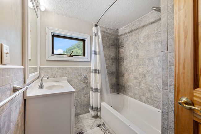 Upper Bathroom | Image 19