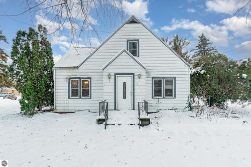 909 Weiss St, Saginaw, MI, 48602-5760 | Card Image