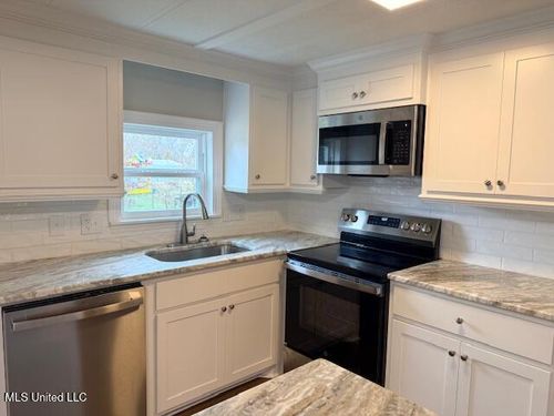 160 Sunny Ln, Florence, MS, 39073-8995 | Card Image