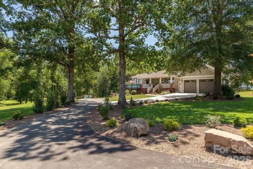 16 School House Rd, Mills River, NC, 28759-9712 | Card Image