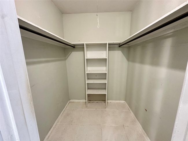 Plenty of space in this walk-in closet. | Image 12