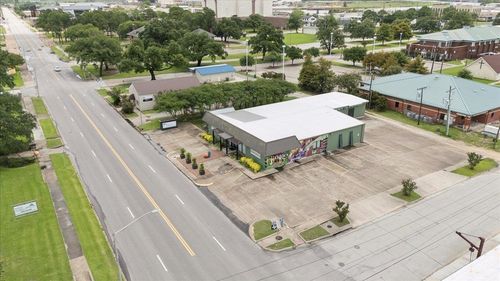 911 Green Ave, Orange, TX, 77630-5617 | Card Image