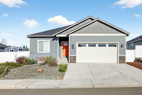 1731 Luxor Ln, Medford, OR, 97504-7685 | Card Image