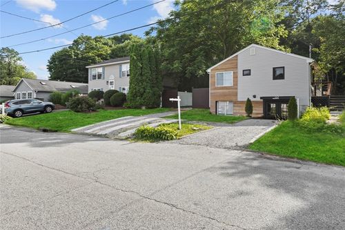 137 Overlook Dr, East Greenwich, RI, 02818-4700 | Card Image