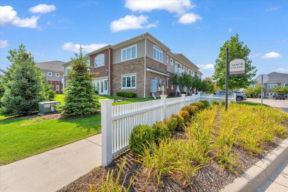 Arbor Chase Dr, Ann Arbor, MI 48103