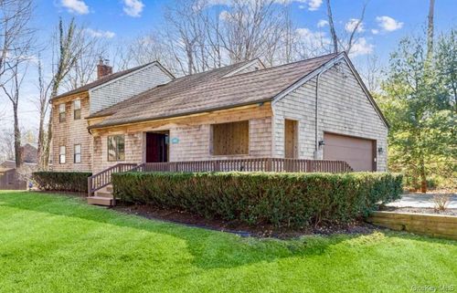 2581 Roanoke Ave, Riverhead, NY, 11901-6318 | Card Image