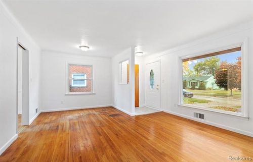 6690 Deering St, Garden City, MI, 48135-2292 | Card Image