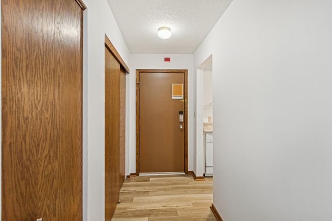 Entry to condo with lots of storage | Image 15