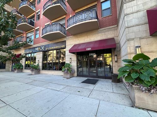 apt-315-1301 W Madison St, Chicago, IL, 60607-1942 | Card Image