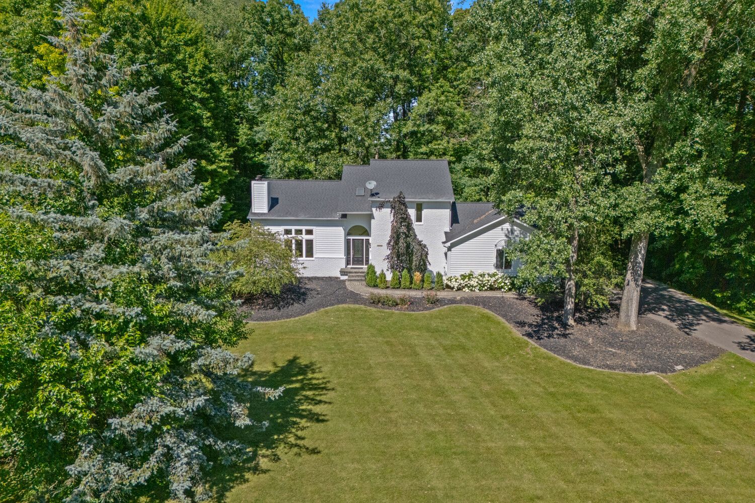 Whispering Meadows Dr, White Lake, MI 48383