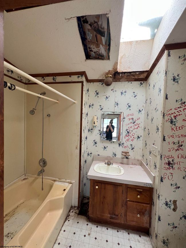 209 Thomas Ave, House other with 3 bedrooms, 2 bathrooms and null parking in Nutter Fort WV | Image 10