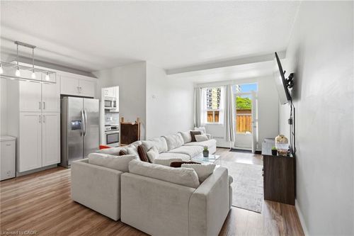 17-15 Nicklaus Dr, Hamilton, ON, L8K5J5 | Card Image
