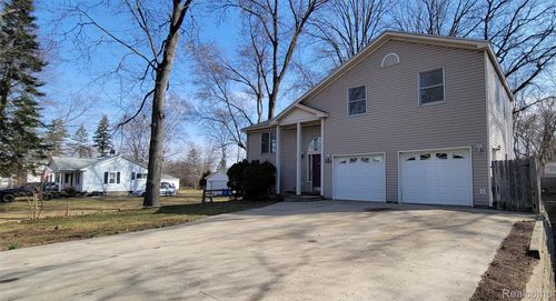 890 Tyrone Ave, Waterford, MI, 48328-2667 | Card Image