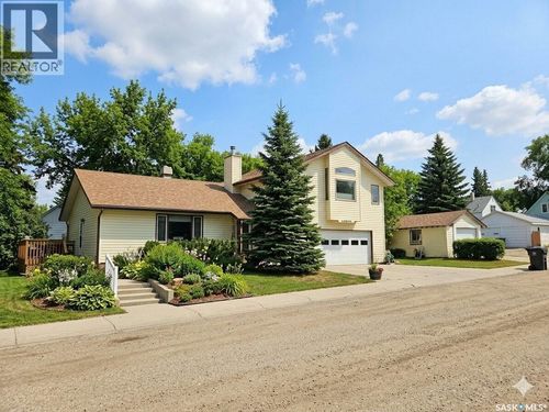 676 3rd Ave Ne, Swift Current, SK, S9H2H5 | Card Image