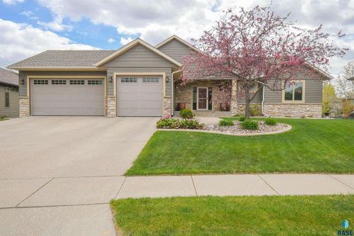 8117 S Grass Creek Dr, Sioux Falls, SD, 57108-6232 | Card Image