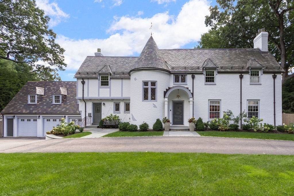 Lowell Rd, Wellesley Hills, MA 02481