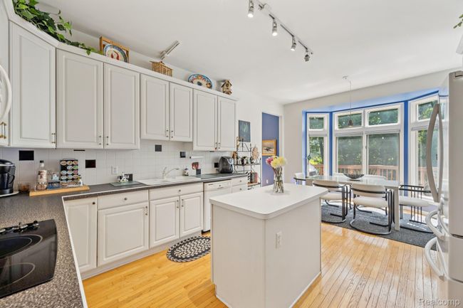 16_38049_Lantern_Hill_Ct_Farmington_Hills_MI_48331_USA-Kitchen-194376_HDR-07.jpg | Image 15