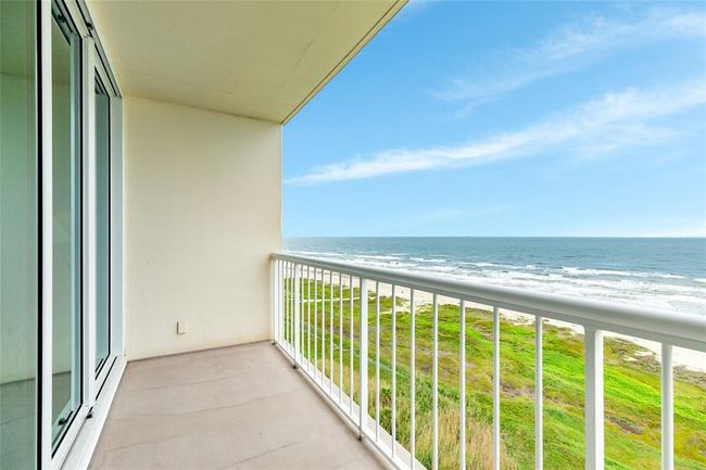 UNIT-1103 - 1401 E Beach Dr, Condo with 2 bedrooms, 2 bathrooms and null parking in Galveston TX | Image 4