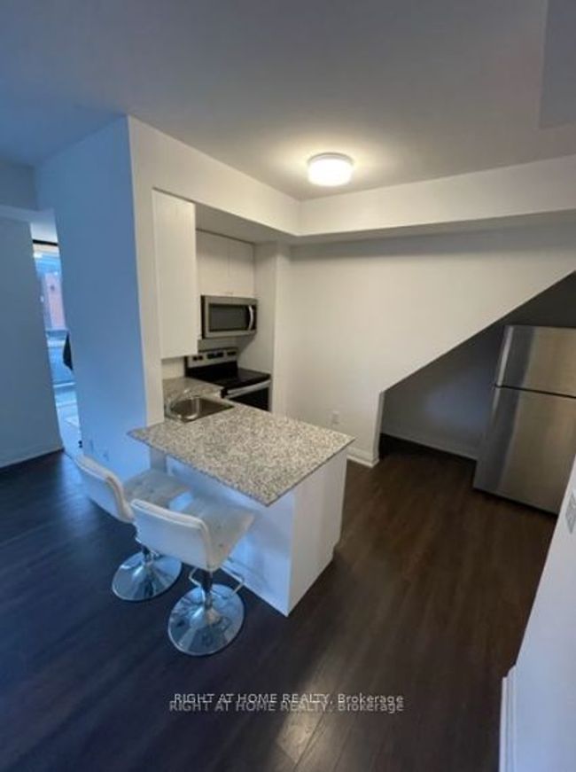 702 - 5309 Highway 7, Condo with 1 bedrooms, 1 bathrooms and 1 parking in Vaughan ON | Image 6