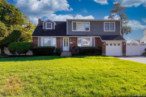 24 Dulittle St, Babylon, NY, 11703-4410 | Card Image