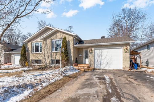 34 Bayshore Dr, Petawawa, ON, K8H3R7 | Card Image