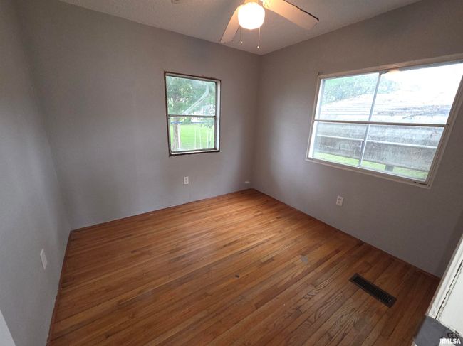 201 E 3 Rd St, Home with 3 bedrooms, 2 bathrooms and 2 parking in Christopher IL | Image 14