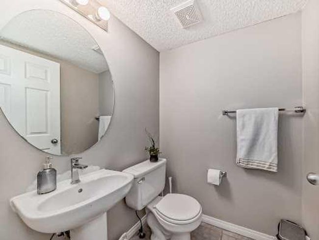 127 Hidden Creek Rise Nw, Home with 3 bedrooms, 2 bathrooms and 2 parking in Calgary AB | Image 18