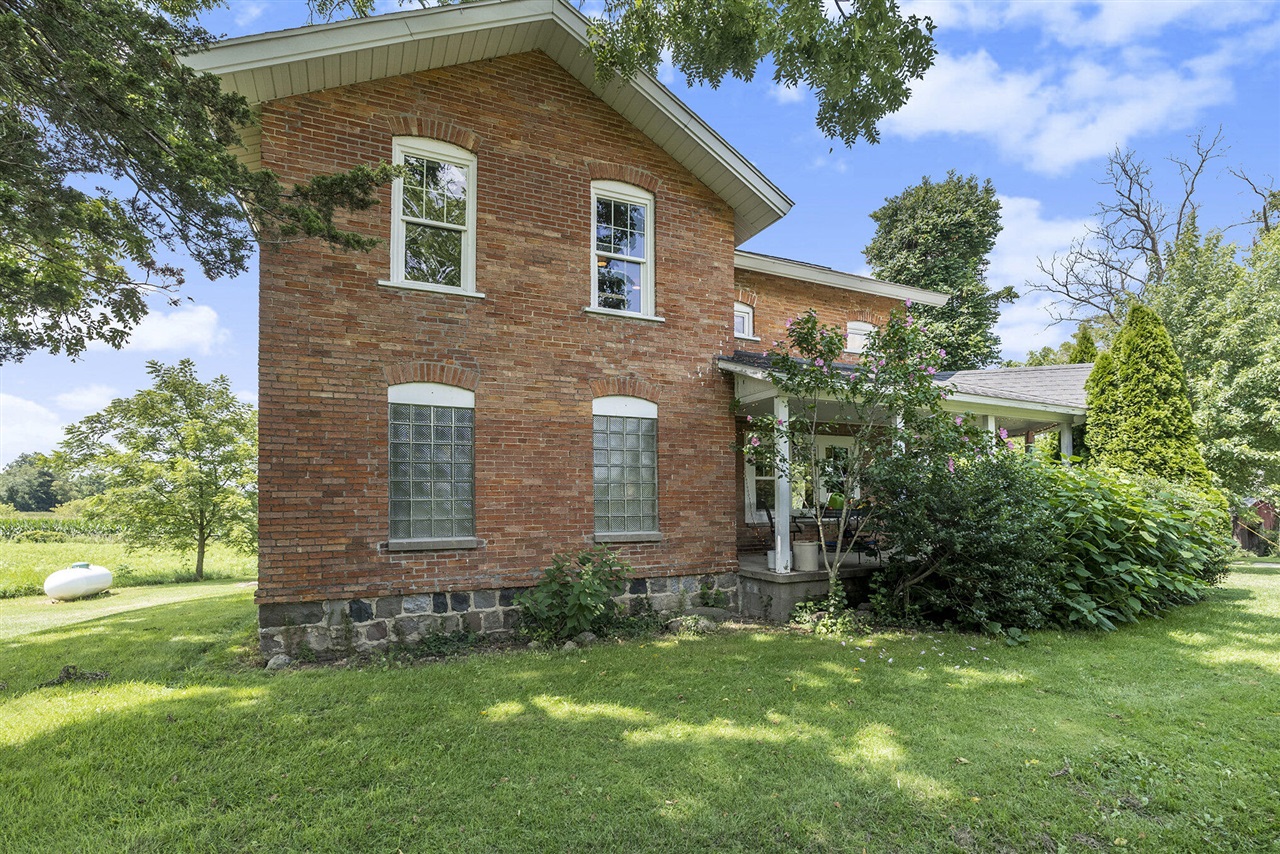Barker Rd, Jonesville, MI 49250