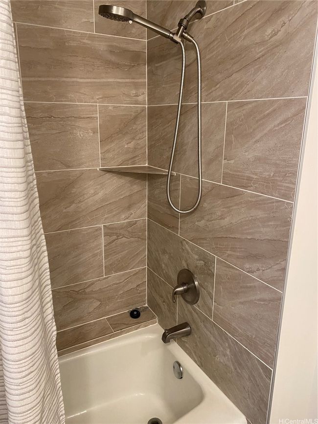 Shower/Tub | Image 10