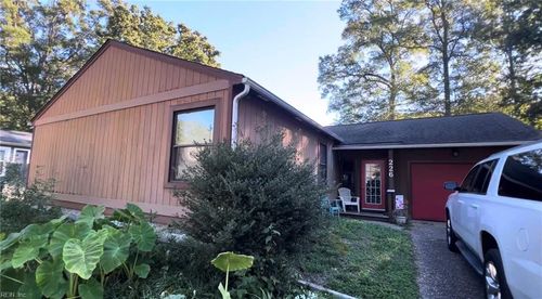 226 Windsor Castle Dr, Newport News, VA, 23608-1827 | Card Image