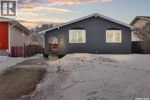 5721 2nd Ave N, Regina, SK, S4R5M4 | Card Image
