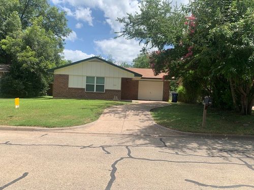 905 W Bridge St, Granbury, TX, 76048-2017 | Card Image