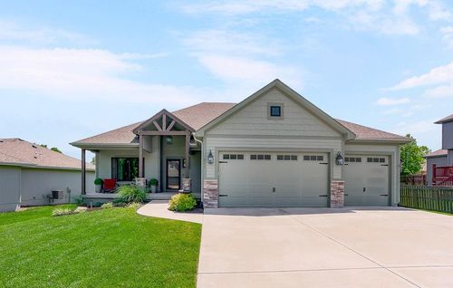211 Broadmoor Dr, Louisburg, KS, 66053-6438 | Card Image