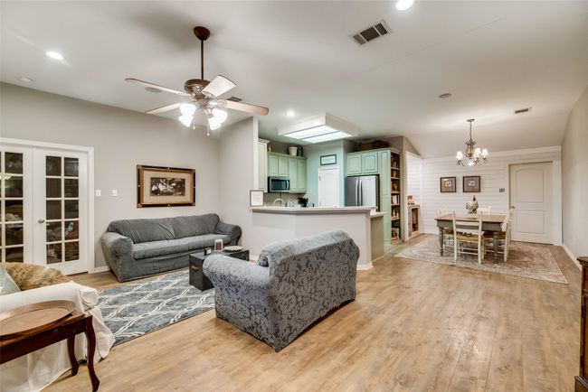 Cottage- living room | Image 32