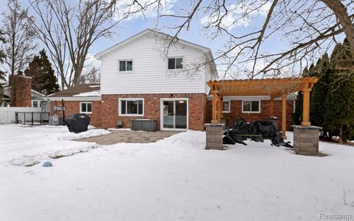 28426 Chatham Rd, Grosse Ile, MI, 48138-2065 | Card Image