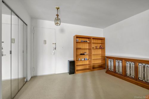 apt-3n-25 Chapel Pl, Great Neck, NY, 11021-1423 | Card Image