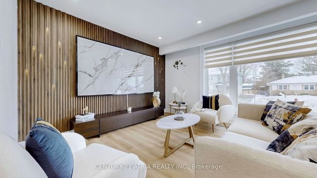 24 Collins Cres, House other with 5 bedrooms, 3 bathrooms and 6 parking in Aurora ON | Image 6
