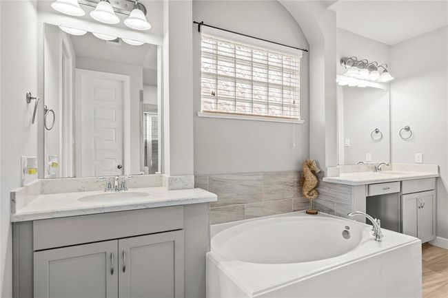 Primary Bath 2 Sinks | Image 18