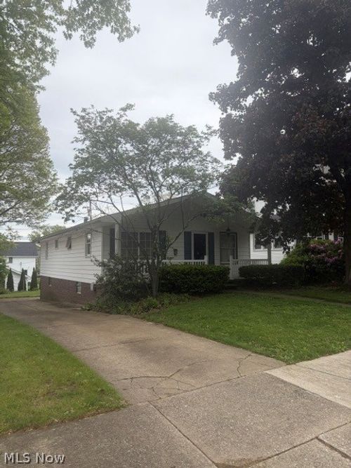 852 Phillips Rd Ne, Massillon, OH, 44646-4868 | Card Image