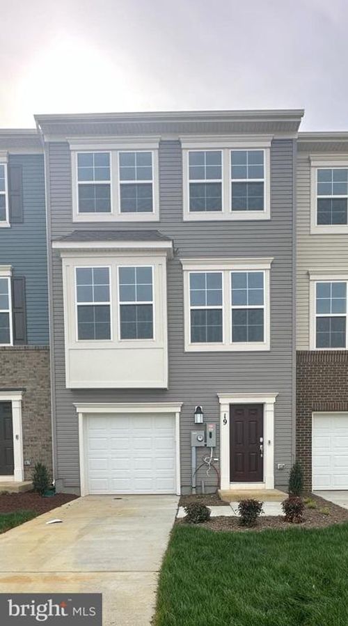 19 Winterplace Dr, CHARLES TOWN, WV, 25414-6063 | Card Image