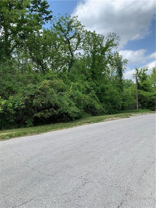 416 S Sugar Creek Blvd, Sugar Creek, MO, 64054-1565 | Card Image