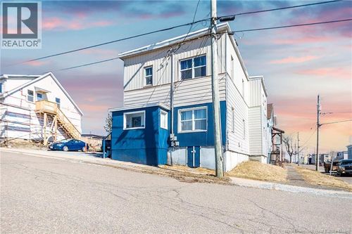 384 Watson St, Saint John, NB, E2M1H4 | Card Image