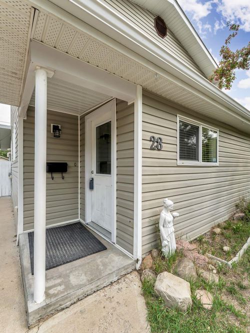 28 8 St Sw, Medicine Hat, AB, T1A4L3 | Card Image