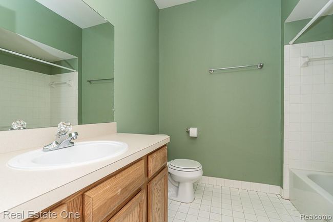 Full/Hall Bathroom | Image 16