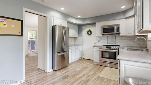 28955 Glenarden St, Farmington Hills, MI, 48334-2706 | Card Image