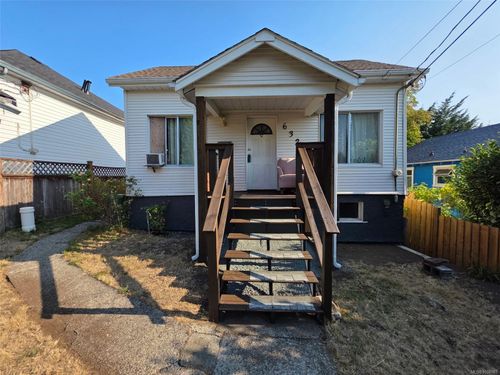 632 Milton St, Nanaimo, BC, V9R2L5 | Card Image