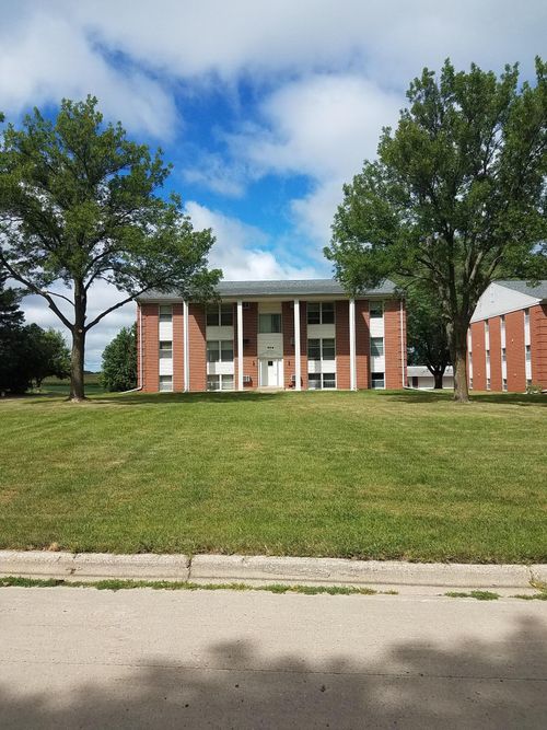656 Summit Dr, Fairmont, MN, 56031-2204 | Card Image